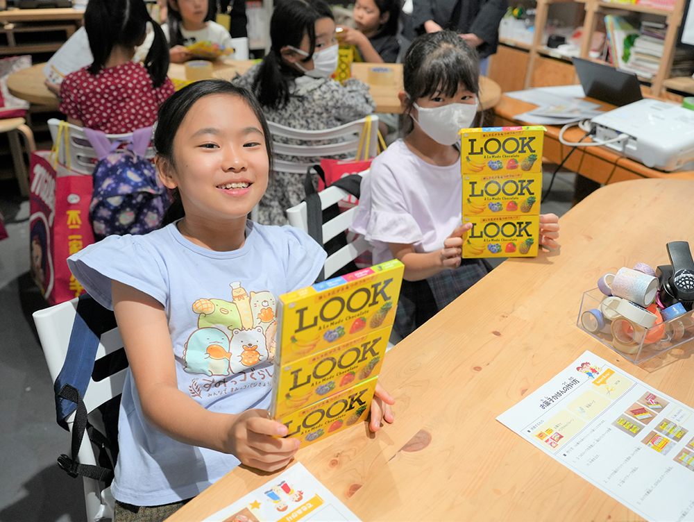 いよいよ、お楽しみのお菓子かばんづくり