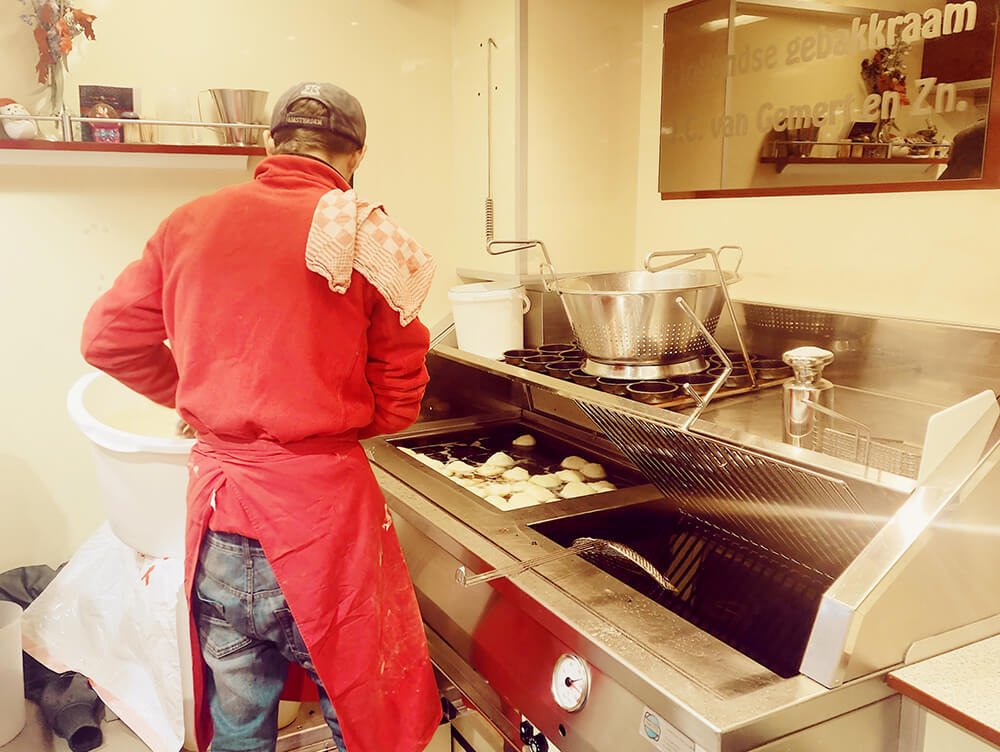 たっぷりの油で揚げています